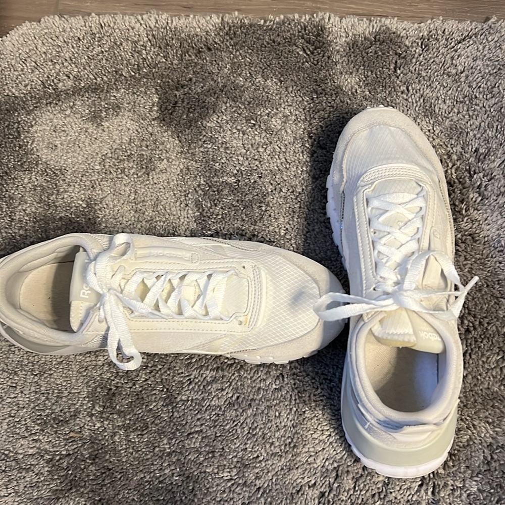 White Women's Athletic Shoes. Size 7 no flaws. Leathered, suede,nylon - Picture 16 of 16